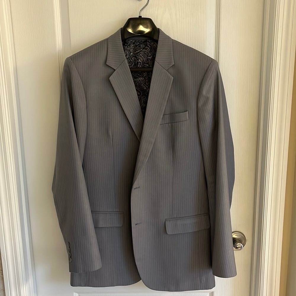 Suit, Sz 42R jacket, 33x34 pants. Suit is European cut (slim). Taylor made.